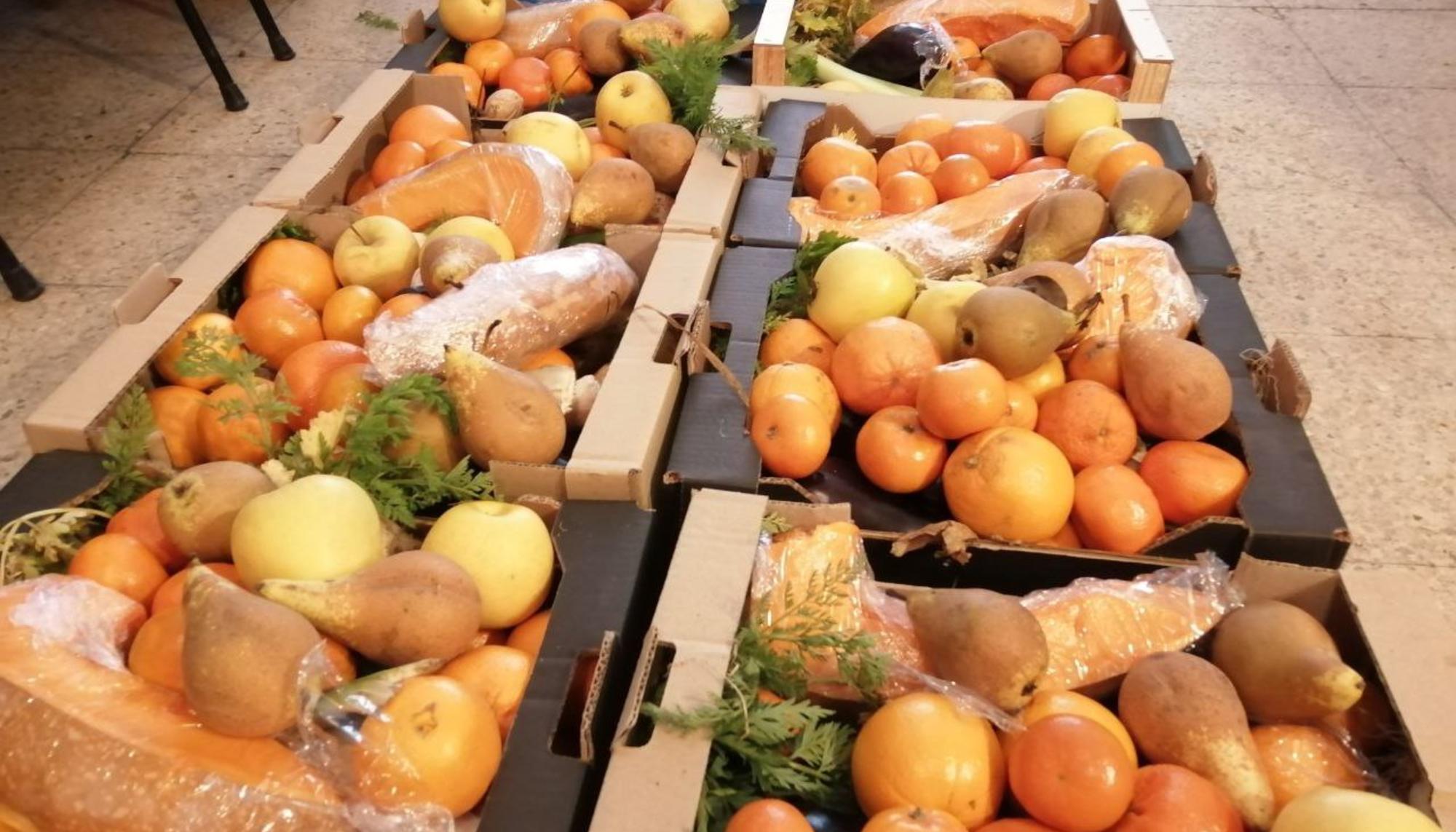 Cajas con fruta y verdura para reparto de alimentos